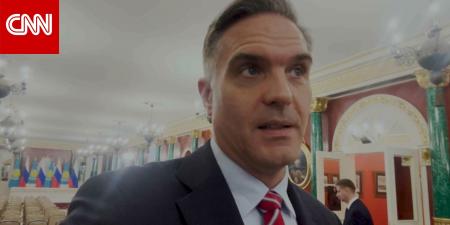 بعد حصوله على تصريح نادر.. مراسل CNN يوثق بكاميرا هاتفه المحمول داخل أسوار الكرملين الروسي