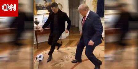 ترامب ينشر فيديو يلعب الكرة مع رونالدو بالمكتب البيضاوي معدلا بالذكاء الاصطناعي ويشعل تفاعلا