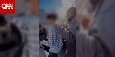 بتهمة "مُعتد على الأطفال".. عناصر من دائرة الهجرة الأمريكية يحتجزون مراهقًا بالخطأ