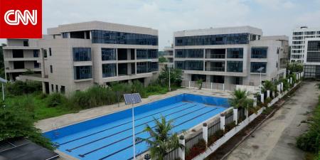 كاميرا CNN تزور قصر زعيم عصابة صيني هارب متهم بالاحتيال على آلاف البشر.. شاهد كيف كانت حياته