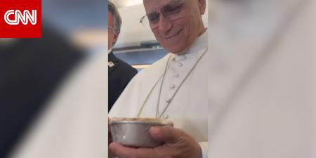 شاهد بابا الفاتيكان يحتفل بعيد الشكر على متن الطائرة بفطيرة اليقطين أثناء توجهه لتركيا