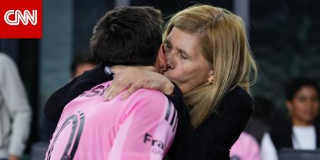 لقطة بين ميسي ووالدته تخطف الأنظار بعد فوز إنتر ميامي بلقب في أمريكا