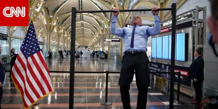 مؤتمر صحفي يتحول إلى مسابقة رياضية في مطار بأمريكا