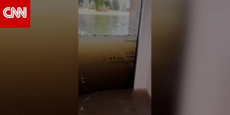 عائلة توثق مشهد مياه الفيضانات في واشنطن تغمر منزلها