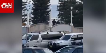 ذعر وفوضى.. مسلحان بملابس سوداء يطلقان النار باتجاه رواد شاطئ في أستراليا