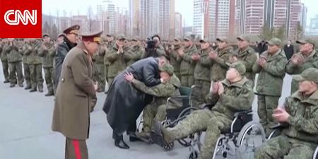 أحدهم حاول النهوض أمام كيم جونغ أون.. شاهد الزعيم الكوري يعانق جنودًا على كراسيهم