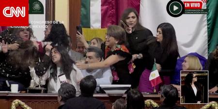 شد شعر وصياح.. مشرّعات يتعاركن في برلمان المكسيك