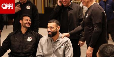 التقى بوزير الرياضة وهاني أبو ريدة.. لقطات من تواجد صلاح في مقر إقامة منتخب مصر