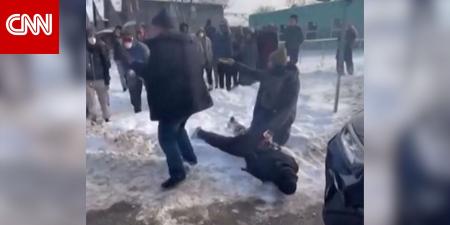 شاهد.. عنصرا هجرة أمريكية يجران امرأة أرضا.. ويجثو أحدهما على ظهرها