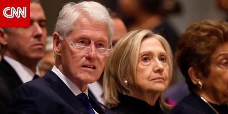 مسؤول أمريكي ينشر صورة بيل كلينتون بحوض استحمام ساخن مع إحدى ضحايا إبستين