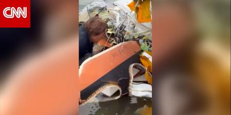 رجل يقفز في الماء لإنقاذ امرأة محاصرة وسط حطام طائرة سقطت في البحر