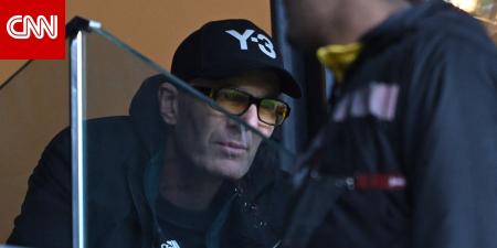 ساند ابنه لوكا.. لقطات من تواجد زيدان في ملعب مباراة الجزائر والسودان