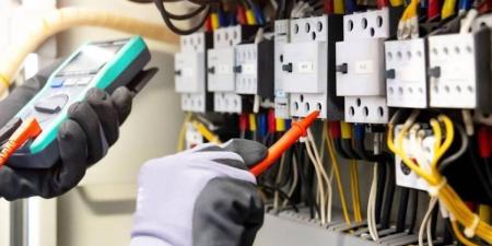 «الكهرباء»: انقطاع التيار عن أجزاء محدودة من «الفنيطيس» و«القرين»