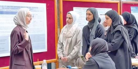 طلبة الصيدلة يعرضون ملصقات بحثية حول الاقتصاد الدوائي وتقليل التكلفة