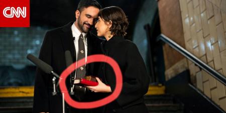 نسختا قرآن كانتا تحت يد ممداني بأداء القسم كأول عمدة مسلم لمدينة نيويورك