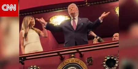 تصفيق وصيحات استهجان.. شاهد كيف استُقبل ترامب في "مركز ترامب كينيدي"