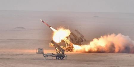 الدفاعات الجوية تتصدى حالياً لهجمات صاروخية وطائرات مسيرة معادية