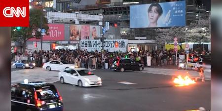 حريق في تقاطع "شيبويا" الشهير بطوكيو.. وفيديو يُظهر لحظة إشعال رجل النار