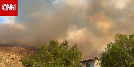 أوامر بالإخلاء وتحذيرات في كاليفورنيا.. فرق الإطفاء تكافح حريقًا سريع الانتشار