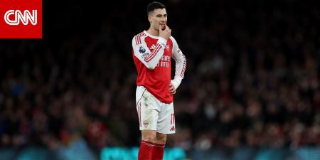 لقطة جدلية في كأس إنجلترا.. لاعب أرسنال يدفع الحكم ويتلقى عقوبة