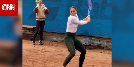 شاهد.. لاعبة تنس أوكرانيا بارزة تتدرب وسط دويّ صفارات الإنذار