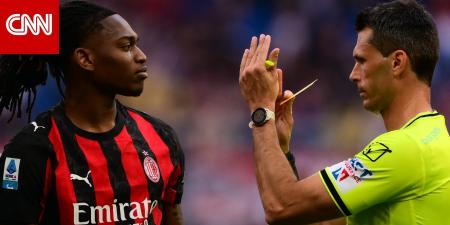لقطة جدلية في الدوري الإيطالي.. رفائيل لياو يسخر من الحكم والأخير يرد بذات الطريقة