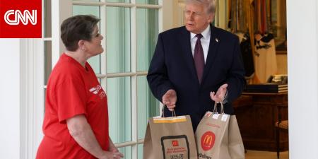 "الأمر كان مبتذلاً بعض الشيء".. ترامب يعلق على "توصيل وجبة إلى مكتبه البيضاوي"