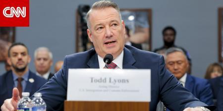 المسؤول عن الترحيل الجماعي للمهاجرين بإدارة ترامب يتنحى عن منصبه