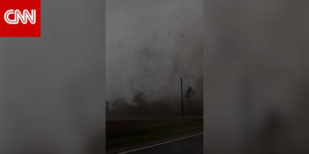 لحظة مرعبة.. رجل يوثّق إعصارًا يضرب منزلًا أمامه مباشرة