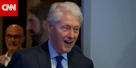 بيل كلينتون يظهر بشكل مفاجئ في مؤتمر صحفي لفريق رياضي
