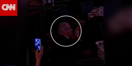 استمر بتناول سلطته وسط احتماء الناس.. تصرف وكيل مواهب بهجوم عشاء البيت الأبيض يدهش روّاد الإنترنت