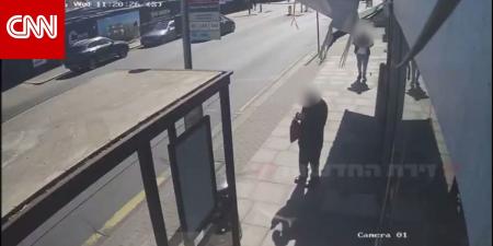 كاميرات مراقبة تُظهر لحظة مهاجمة رجل يحمل سكيناً لشخصين من الجالية اليهودية في شمال لندن