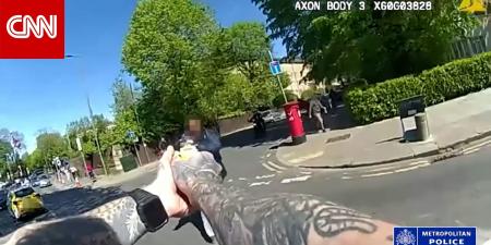 كاميرا شرطي تُظهر لحظة إلقاء القبض على مشتبه به بعد طعن رجلين يهوديين في لندن