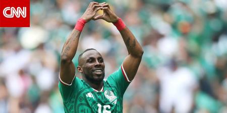 امتدح "الأمان في السعودية" ورفض تمثيل بلده الأم.. من هو نجم افتتاح كأس العالم المكسيكي جوليان كينيونيس؟