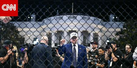 نزال UFC.. مقاتل يدلي بتصريح مسيء لميشيل أوباما وترامب يرد بابتسامة