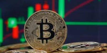 بيتكوين تهبط لـ63 ألف دولار مع تلميح الفيدرالي لرفع الفائدة