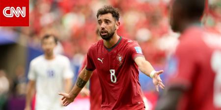 عانقه وقبّل رأسه.. لاعب منتخب البرتغال يواسي مدافع أوزبكستان لحظة بكائه