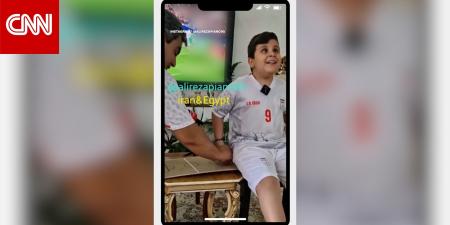 أب إيراني يبتكر طريقة مؤثرة ليُشعر ابنه الكفيف بأجواء كأس العالم