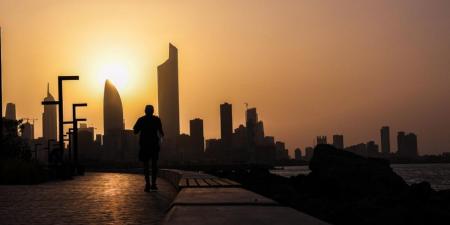 الغروب يزين واجهة الكويت البحرية بلوحة طبيعية آسرة