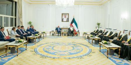 سمو ولي العهد يستقبل وزير الخارجية العراقي