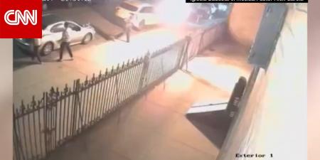 شاهد.. لحظة إلقاء مشتبه به زجاجة حارقة على كنيسة في نيويورك