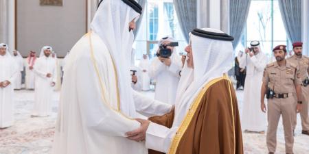 أمير قطر يستقبل وفود المعزين بالشيخ حمد بن خليفة