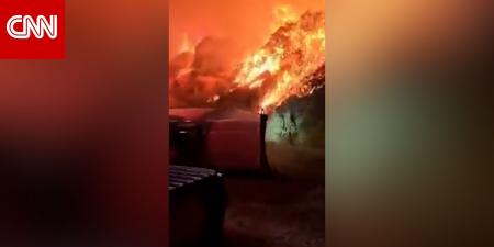 شاهد.. رجال الإطفاء يواجهون ألسنة اللهب من قلب حريق غابات في إسبانيا
