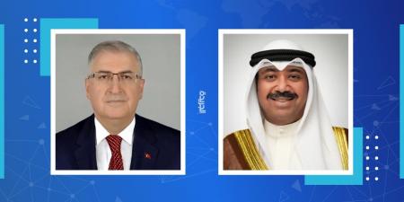 وزير الدفاع بحث تطوير التعاون الثنائي مع نظيره التركي