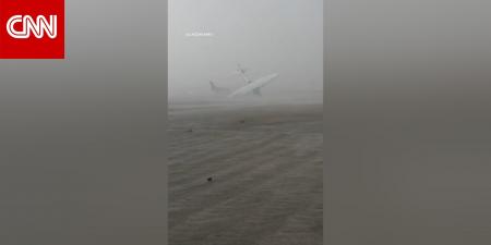 نبأ عاجل .. شاهد.. رياح عاتية تقلب طائرة رأسًا على عقب في مطار بإيطاليا - بوابة مصر الجديدة