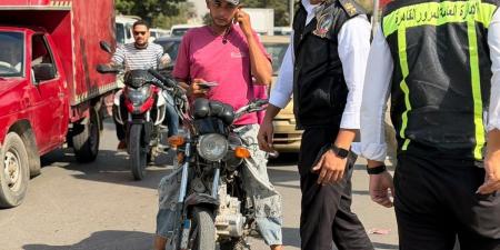 حملة مكبرة بشوارع المقطم والبساتين، المرور يطارد المخالفين ويعيد الانضباط للطرق (صور)