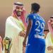 السعودية.. موقف "طريف" للاعب الهلال بعد مصافحته لمحمد بن سلمان
