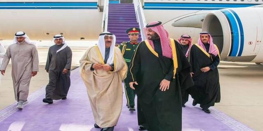 أمير دولة الكويت يصل السعودية.. والأمير محمد بن سلمان في استقباله