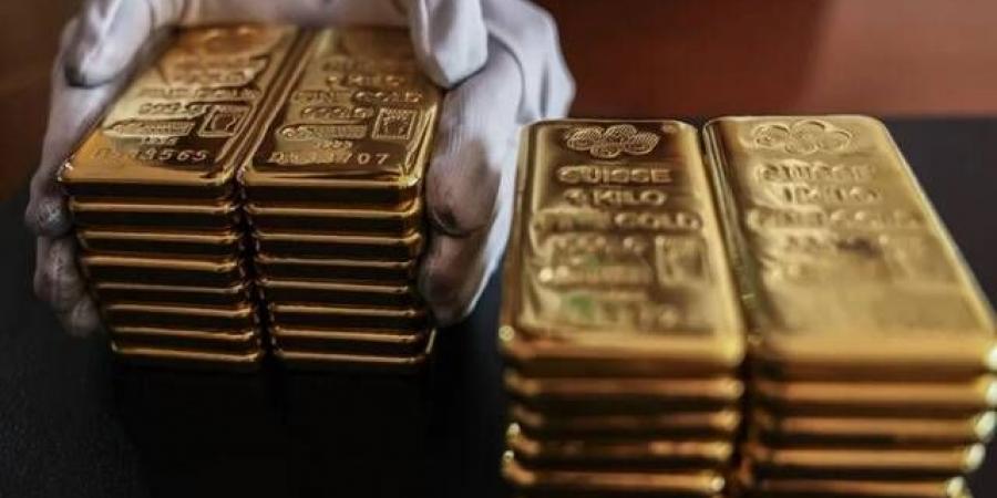 الذهب يتجه لهبوط أسبوعي مع ارتفاع الدولار