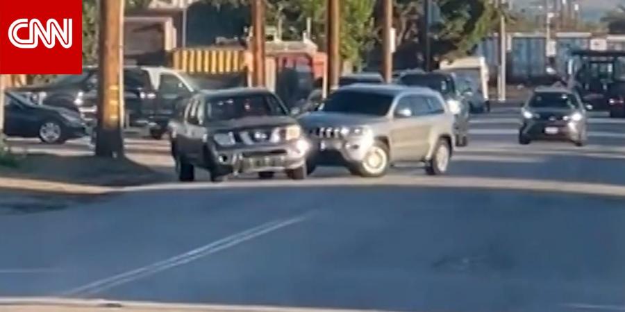 فيديو لسيارة دفع رباعي تابعة لإدارة الهجرة تصدم شاحنة ناشط حقوقي.. وتعتقله في المستشفى